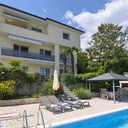 Apartment Near Port In Volosca